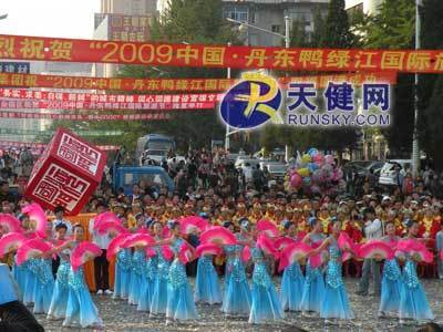 预热丹东国际旅游节 花车当道散发魅力 - 中国自贡灯会,灯会彩灯界的行业门户网站,聚合彩灯企业提供最全的彩灯会灯展花车信息,搜罗展会活动信息和历届灯会集锦