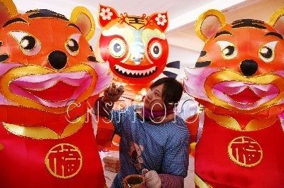 山东乳山赶制节能彩灯迎春节 - 中国自贡灯会,灯会彩灯界的行业门户网站,聚合彩灯企业提供最全的彩灯会灯展花车信息,搜罗展会活动信息和历届灯会集锦